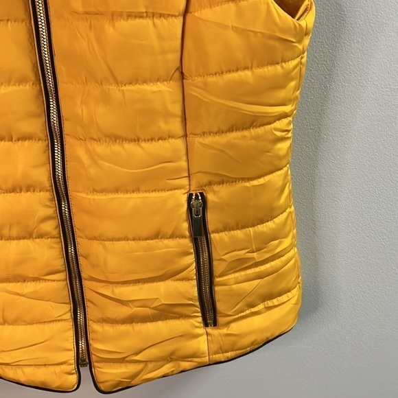 Yellow And Black Guess Vest Size X-Small - Picture 3 of 7